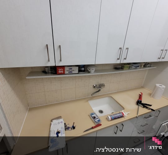 כיור מטבח עם כלים לתיקון אינסטלציה